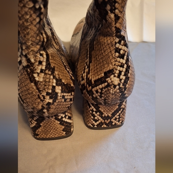 Gorgeous Faux Alligator Skin Ankle Boots Sz 8 by find. Classic Office Dress Shoe - Picture 3 of 3